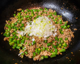 豚挽肉とニンニクの芽炒め丼作り方7写真