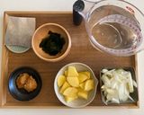 じゃがいもと玉ねぎ、ワカメのかき玉味噌汁作り方1写真