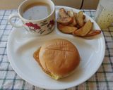市販のバーガーに手作りを添えてランチに♪作り方1写真