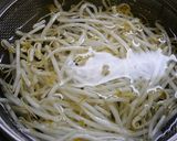 簡単！たっぷりもやしのチーズオムレツ作り方1写真
