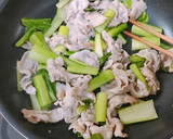 簡単美味しい♪豚肉と小松菜のダシ炒め作り方3写真