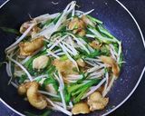 お手軽なおつまみ♪鶏皮ともやしの炒め物作り方2写真