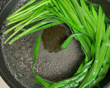 ニラとほうれん草の黒胡麻和え作り方1写真