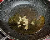 スパムでおつまみ。ガチとニンニクを添えて作り方2写真