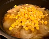 鶏手羽元とコーンのナンプラースープ煮作り方3写真