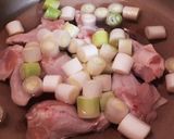 鶏と長ネギ、蓮根のスープ作り方1写真