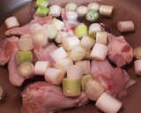 鶏と長ネギ、蓮根のスープ作り方1写真