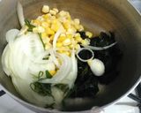 ワカメとコーンのお味噌汁♪プチプチ甘い♪作り方2写真