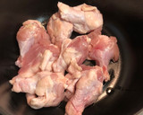 簡単 手羽元と小松菜と油揚げの煮物♪作り方1写真