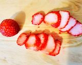 お花に見える苺の飾り切り♪作り方1写真