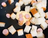パンとウインナのコロコロカレーマヨソテー作り方1写真