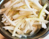副菜　簡単　大根の皮と生姜のピリ辛炒め煮作り方1写真