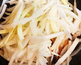 副菜　簡単　大根の皮と生姜のピリ辛炒め煮作り方2写真
