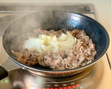 簡単【牛肉と新玉の甘醤油炒め】新玉ねぎ作り方3写真