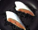 酒蒸し鮭☆こがしワカメ付き♪作り方3写真
