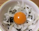 お手軽に一品♩新玉葱のとろーり塩昆布和え作り方4写真