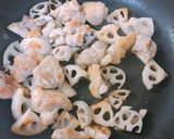 ご飯が進む♡鶏肉とレンコンのめんつゆ炒め作り方3写真