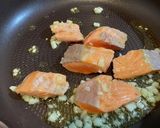 鮭とほうれん草のワンパンクリームパスタ作り方4写真