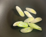 豚かしら肉と焦がしネギの味噌炒め作り方4写真