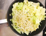 ラーメンにのせておいしいキャベツもやし炒作り方2写真