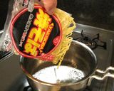 カップヌードルカレー釜玉そば作り方1写真