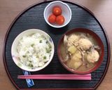 肉団子とさつまいも、きのこの味噌汁作り方1写真