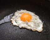 【たまごかけごはん醤油】でしらす目玉焼丼作り方1写真