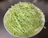 キャベツと人参と油揚げ＋卵の味噌汁♡作り方1写真