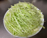 キャベツと人参と油揚げ＋卵の味噌汁♡作り方1写真