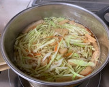 キャベツと人参と油揚げ＋卵の味噌汁♡作り方5写真