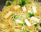 あつあつの塩焼そばに生ハムをふわり♪作り方4写真
