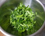 箸が止まらない☆春菊とナッツの和え物作り方1写真