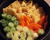 餅入り油揚げと長ねぎ、人参の白味噌煮作り方2写真