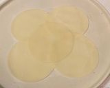 餃子の皮をベースに玉子pizza?作り方1写真