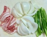 新玉ねぎと豚バラ肉の梅肉炒め作り方1写真