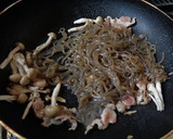 糸コンとしめじと豚肉の炒め物作り方4写真