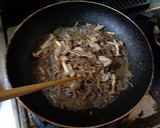 糸コンとしめじと豚肉の炒め物作り方5写真