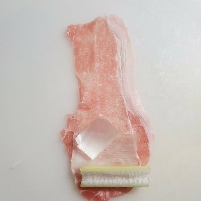 ねぎまき ネギの豚バラ巻き ①長ネギ（1本）の両面に、細かく切り込みを