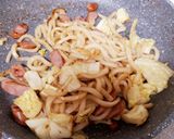 ウインナーとキャベツのマヨ醤油焼きうどん作り方4写真