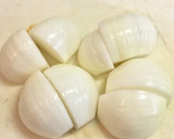 新玉ねぎとソーセージの梅肉煮作り方1写真
