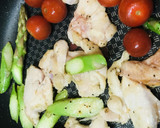 アスパラと鶏肉のまるっとプチトマト炒め作り方2写真