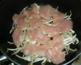 鶏むね肉のもやし蒸し　梅だれかけ作り方2写真