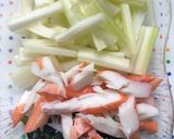 セロリ・ワカメとカニカマの胡麻和え作り方1写真