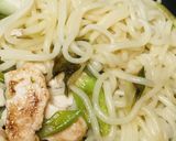 鶏肉とネギの焼きうどん●カルボナーラ風作り方2写真