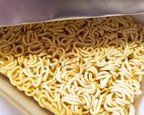 カップ焼きそばにウインナー入れて豪華演出作り方1写真
