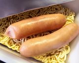 カップ焼きそばにウインナー入れて豪華演出作り方2写真