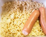 カップ焼きそばにウインナー入れて豪華演出作り方4写真