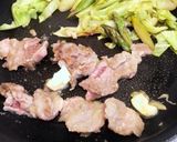 春キャベツ、アスパラと豚肉のガリバタ炒め作り方5写真