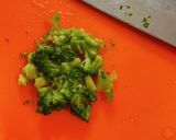 離乳食　完了期〜　ブロッコリーのゴマ和え作り方1写真
