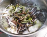 朝昼夕★春を味わう♪じゃが芋と蕨のみそ汁作り方3写真